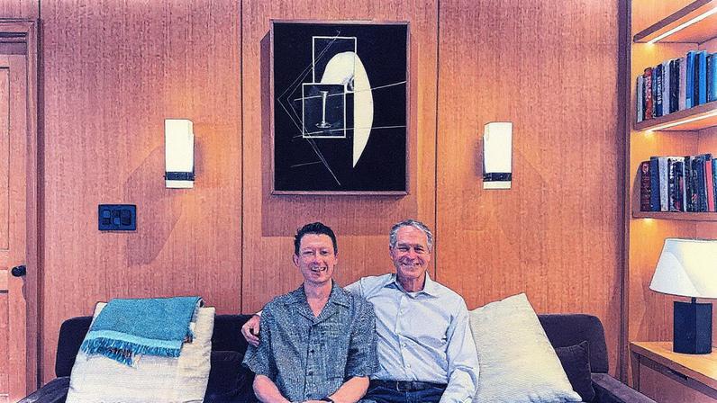 Casal posando em sua casa no Maine, sob a obra "Cadence" de Sheree Hovsepian (2022) (Foto: Reprodução)