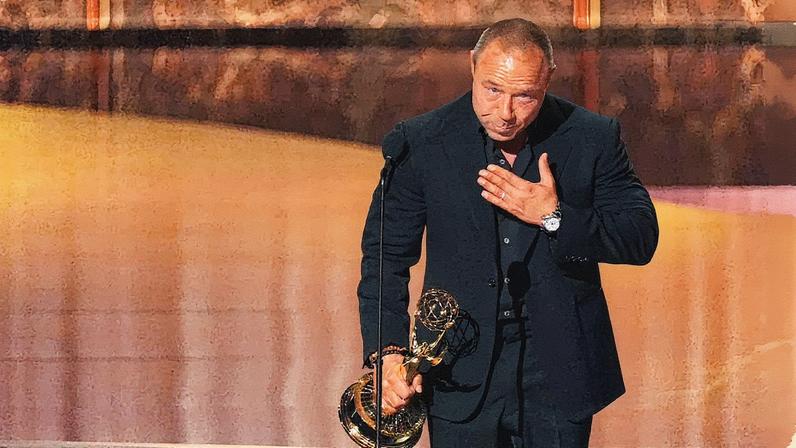 Stephen Graham recebe o prêmio de melhor ator protagonista de miniserie durante a cerimônia do Emmy (Foto: Reprodução)