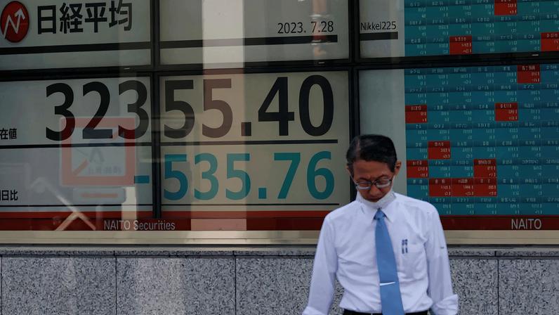 Telão exibe índices acionários em Tóquio (Foto: Reprodução)