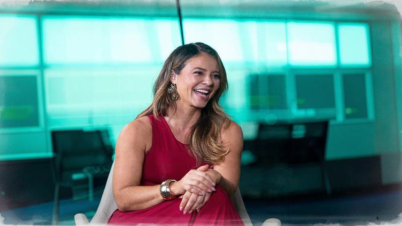 Paolla Oliveira no estúdio da redação de OGLOBO (Foto: Reprodução)