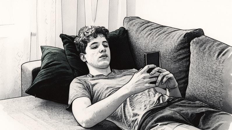 Jovem utilizando celular (Foto: Reprodução)