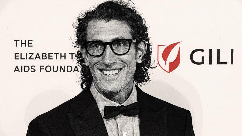 Richard Dickson participa do Baile Elizabeth Taylor para o Fim da AIDS, em Beverly Hills, Califórnia (Foto: Reprodução)