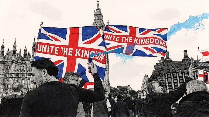 Apoiadores de Tommy Robinson marcham com bandeiras da Grã-Bretanha perto do Parlamento em Londres durante manifestação anti-imigração (Foto: Reprodução)