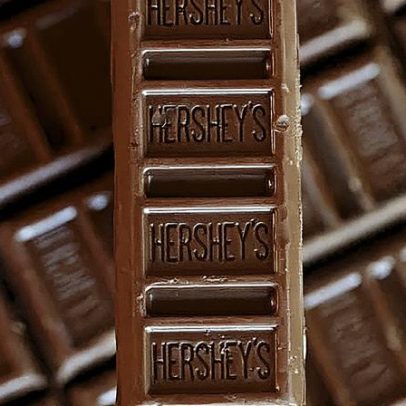 Hershey recebe dupla atualização da Goldman Sachs com melhora na participação de mercado
