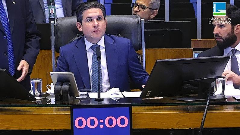 Sessão na Câmara discute a votação da PEC da Blindagem (Foto: Reprodução)