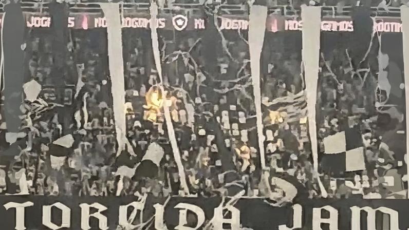 Princípio de incêndio provoca correria na arquibancada do Estádio Nilton Santos (Foto: Reprodução)
