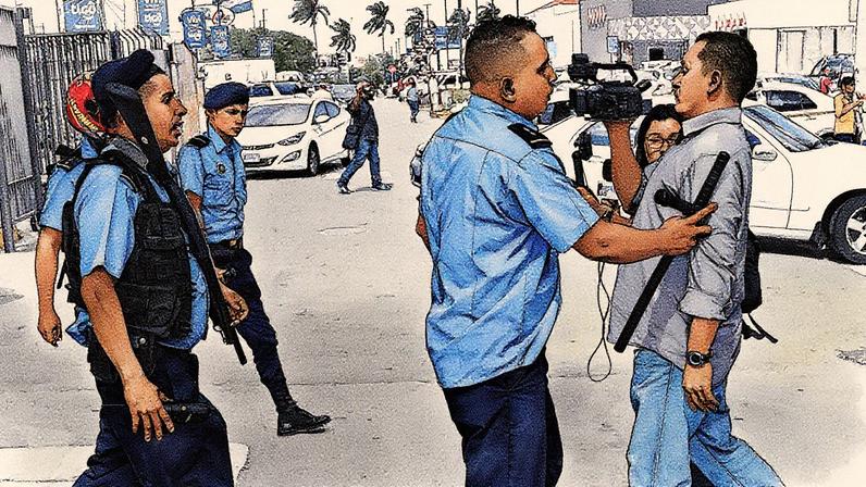 Polícia nacional empurra um camarógrafo durante uma protesto em Managua (Foto: Reprodução)