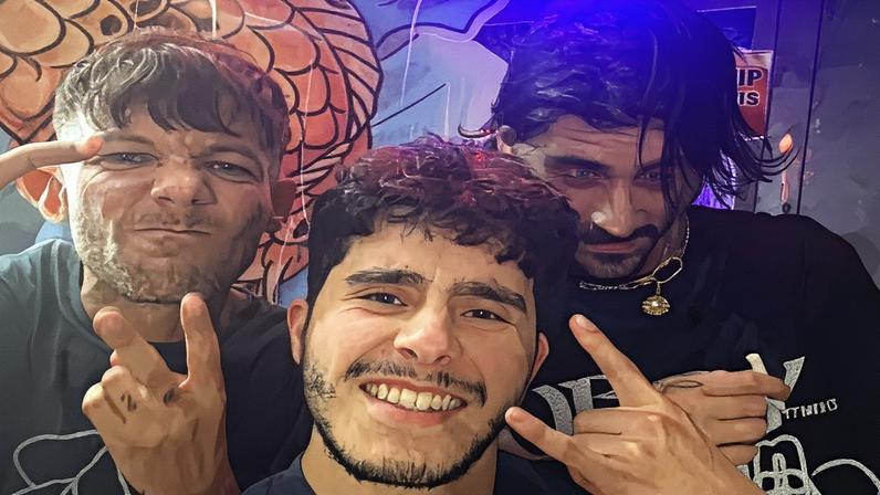 Louis e Zayn, ex-integrantes da One Direction, posam para selfie com fã em Nova York, EUA (Foto: Reprodução)