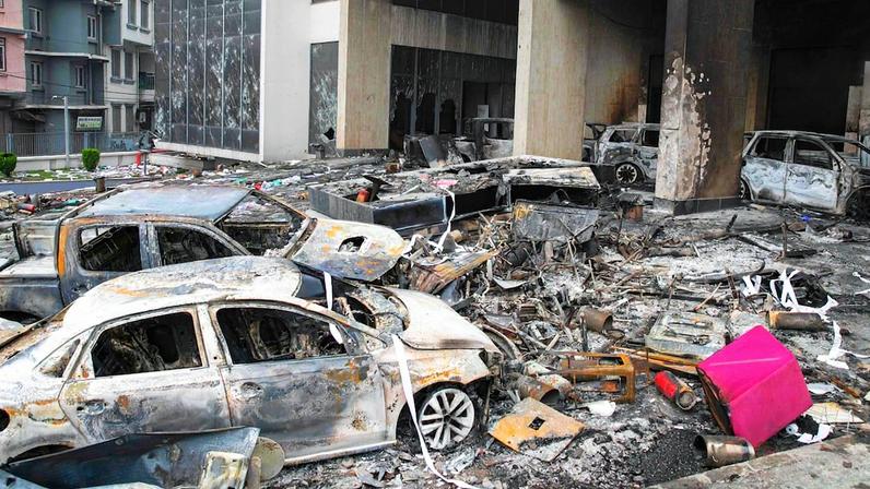 Manifestantes destruíram a sede de uma empresa de serviços telefônicos em Katmandu, no Nepal (Foto: Reprodução)