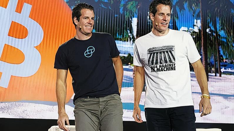 Tyler e Cameron Winklevoss, criadores da exchange de criptomoedas Gemini, estão no palco durante a convenção Bitcoin 2021 em Miami, Florida (Foto: Reprodução)