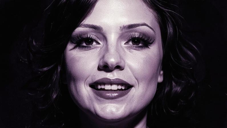 Locutora Iris Lettieri em estúdio de gravação (Foto: Reprodução)