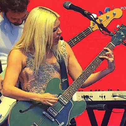 Duda Beat apresenta guitarra de R$ 54 mil durante show no The Town