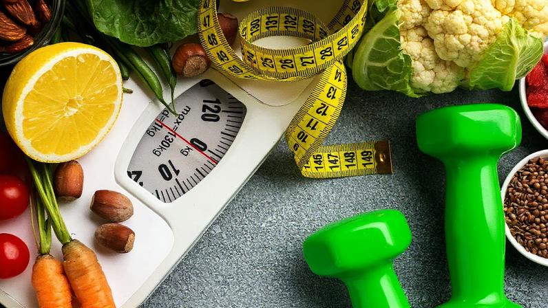 A combinação de nutrientes, suplementação e medicamentos deve sempre priorizar a redução saudável da gordura corporal, com acompanhamento médico - Foto: Freepik