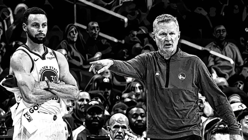 Steve Kerr gesticula ao lado de Stephen Curry em jogo do Warriors (Foto: PATRICK SMITH / AFP)