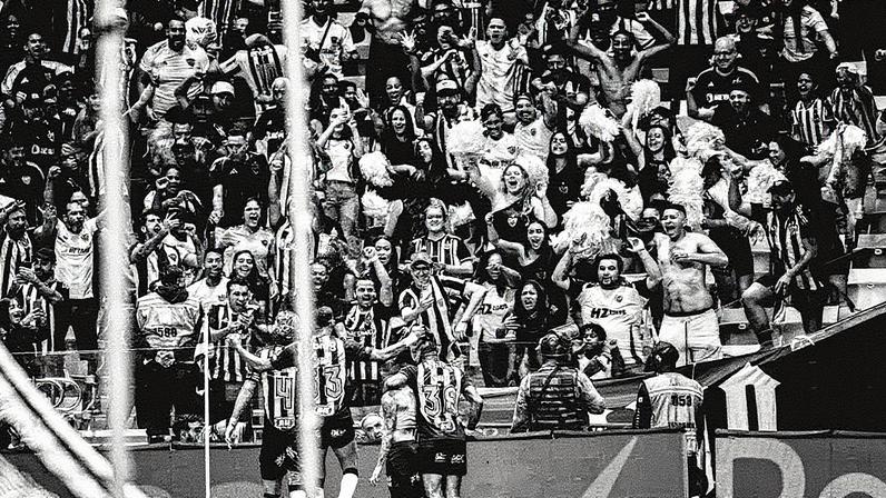 Bernard comemora gol com a torcida em Atlético-MG 1x0 Bolívar. Foto: Pedro Souza/Atlético