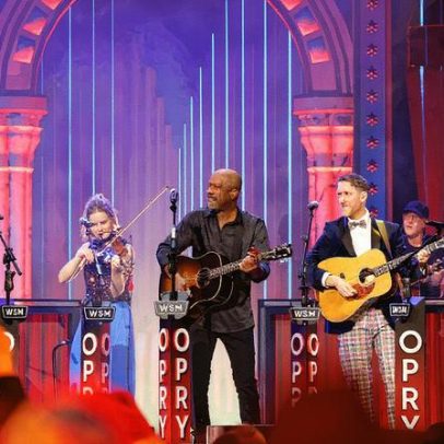 Opry leva Darius Rucker Luke Combs e Mumford & Sons a Londres