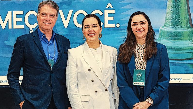 O casal Mário e Elizangela Broetto ao lado da Dra. Amanda Moraes, idealizadora de "O Despertar do Líder Integral". Foto: Divulgação.