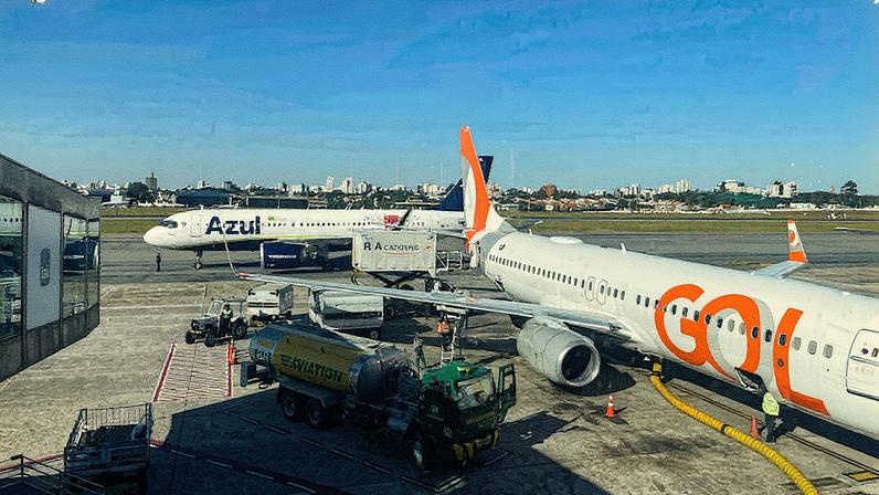 Gol e Azul encerram tratativas de fusão e citam mudança de cenaário do setor aéreo | Aviões da Azul e da Gol no aeroporto de Congonhas, em São Paulo: companhias avaliavam união dos negócios(Bloomberg Linha)