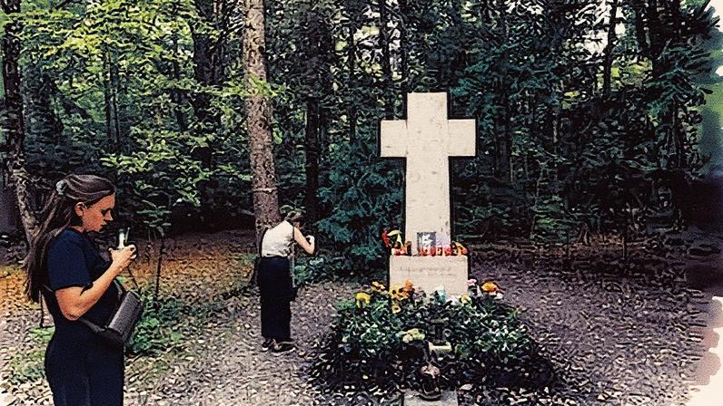 Un grupo de visitantes ante la tumba del líder nacionalista ucranio Stepan Bandera, el pasado 21 de septiembre, en el cementerio Waldfriedhof, de Múnich. SAMUEL SANCHEZ