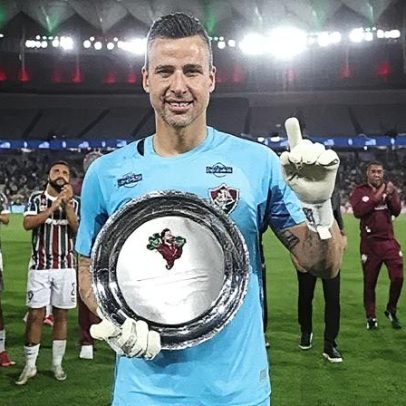 Fábio completa 45 anos e mantém recorde de jogos na história