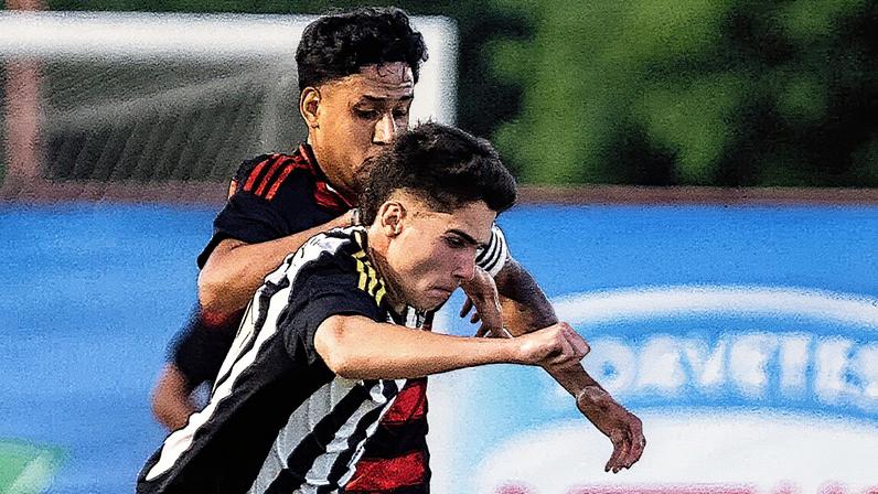 Flamengo e Atlético-MG duelam pelo Brasileíraõ sub-17 (Foto: Gentil Fotografia / Atlético-MG)