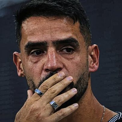 Renato Augusto emociona-se com homenagem do Corinthians