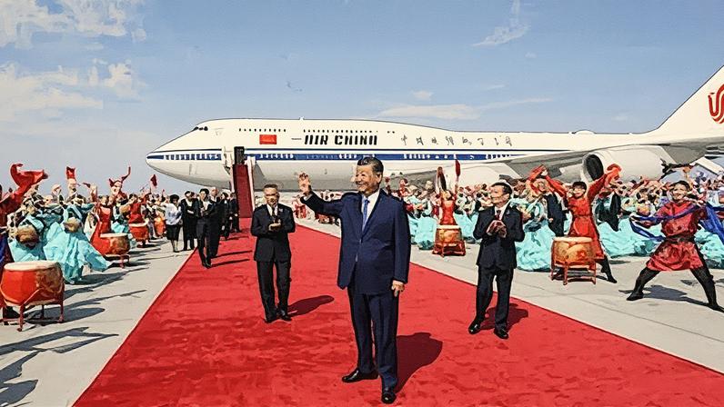 El presidente chino, Xi Jinping, a su llegada a Urumqi, capital de la Región Autónoma Uigur de Xinjiang, el martes. XINHUA / Xie Huanchi (EFE)