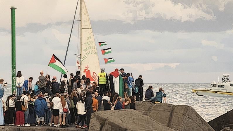 Un grupo de simpatizantes despide a 10 embarcaciones que zarparon el pasado sábado, 27 de septiembre, del puerto siciliano de San Giovanni Li Cuti, en Catania, para unirse a la flotilla de Gaza. ORIETTA SCARDINO (EFE)