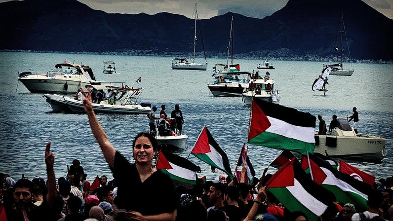 Manifestantes propalestinos asisten a una concentración en apoyo a la Global Sumud Flotilla en el puerto de Sidi Bou Said (Túnez), el pasado 10 de septiembre.Foto: MOHAMED MESSARA (EFE) | Vídeo: epv