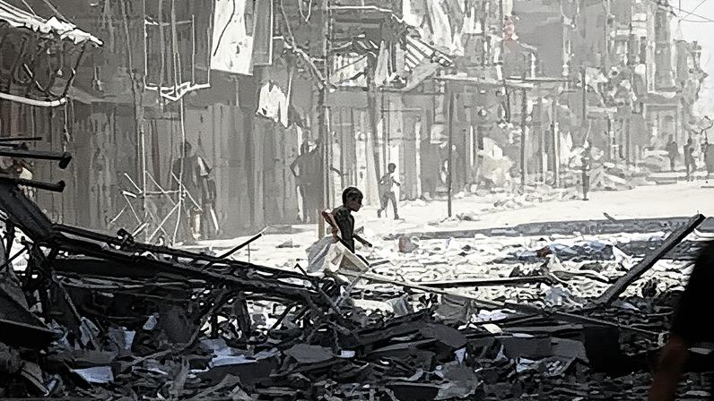 Un joven inspecciona los escombros tras un ataque israelí en el Banco de Palestina en la Ciudad de Gaza, este miércoles. Anadolu (Anadolu via Getty Images)