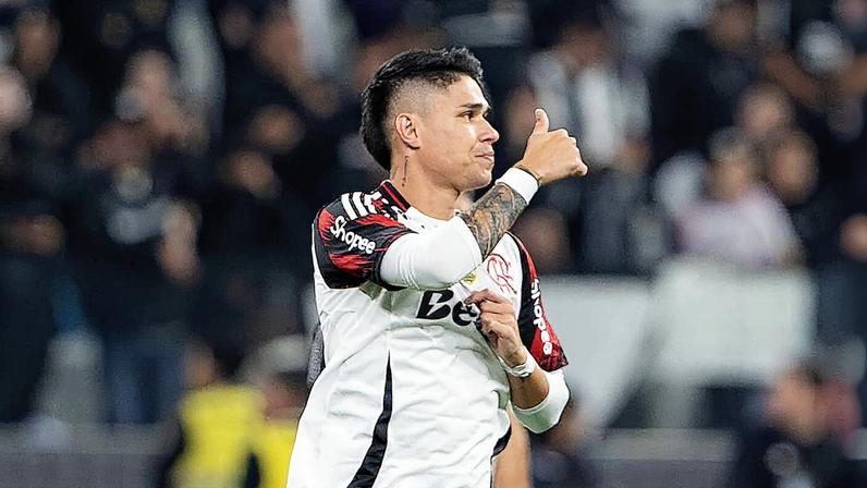 Luiz Araúdo comemora gol pelo Flamengo contra o Corinthians (Foto: Joisel Amaral/AGIF)