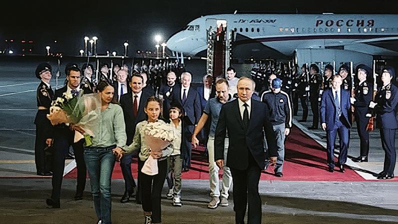 Vladimir Putin y el jefe del SVR, Sergei Narishkin, reciben a sus espías en el canje de 2024. [Kirill Zykov (REUTERS)]