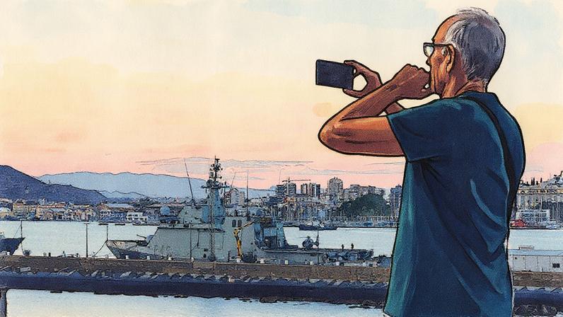 Un hombre hace una foto del buque 'Furor', este jueves en el muelle de La Curra de Cartagena. Foto: ALFONSO DURAN | Vídeo: epv