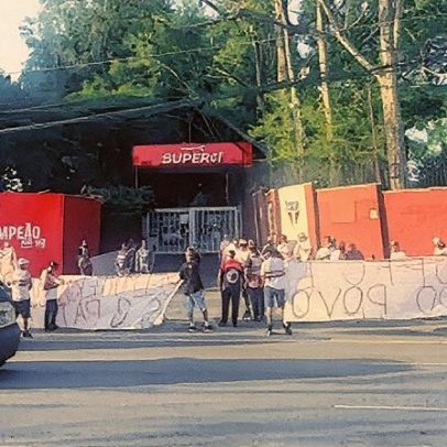Manifestantes do São Paulo protestam com caixões contra Casares e Belmonte