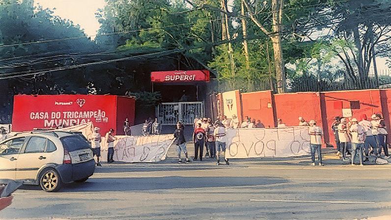 Torcedores protestam na frente do CT da Barra Funda · Reprodução / Independente