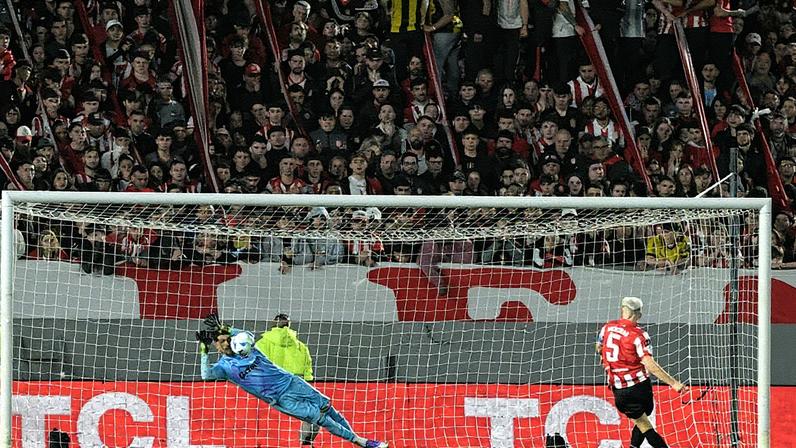 Rossi defende pénalti decisivo em classificação do Flamengo contra o Estudiantes na Libertadores (Foto: Juan Mabromata/AFP)