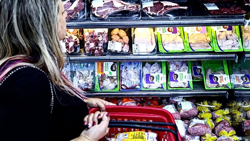 Consumidora compra frango em mercado na cidade de Montenegro, no Rio Grande do Sul.