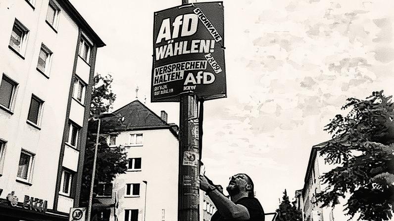 Norbert Lorenz, de la AfD, coloca un cartel del partido en una farola antes de la segunda vuelta de las elecciones locales de Renania del Norte-Westfalia, en Gelsenkirchen, el 24 de septiembre. Thilo Schmuelgen (REUTERS)