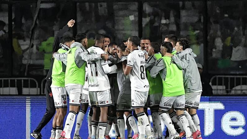 Jogadores do Vasco comemoram gol contra o Cruzeiro (Foto: Thiago Ribeiro/AGIF)