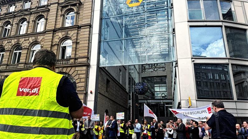 Empregados do Commerzbank protestam em frente à sede da instituição em Fráncfort contra a possível aquisição hostil pela UniCredit (Foto: Reprodução)