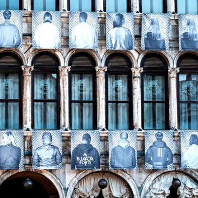 Instalação em Veneza homenageia migrantes com 100 retratos em grande escala