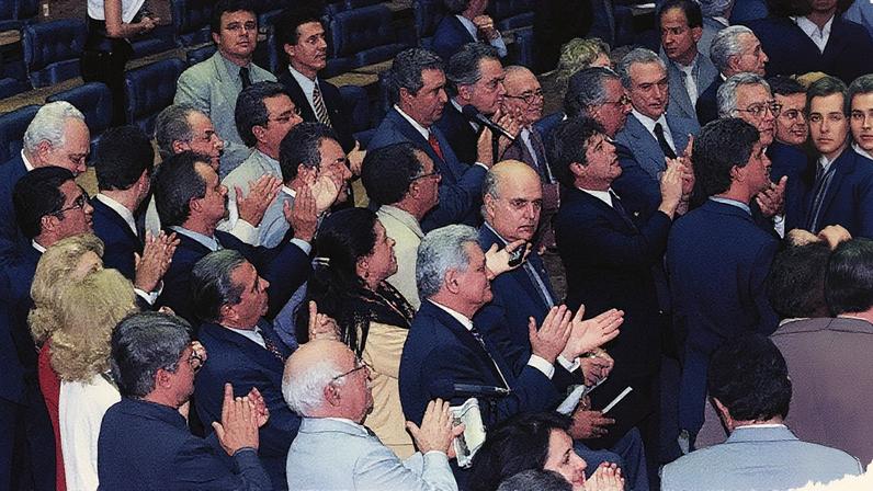 Deputados aplaudem durante a aprovação do fim da imunidade parlamentar em 2001 (Foto: Reprodução)