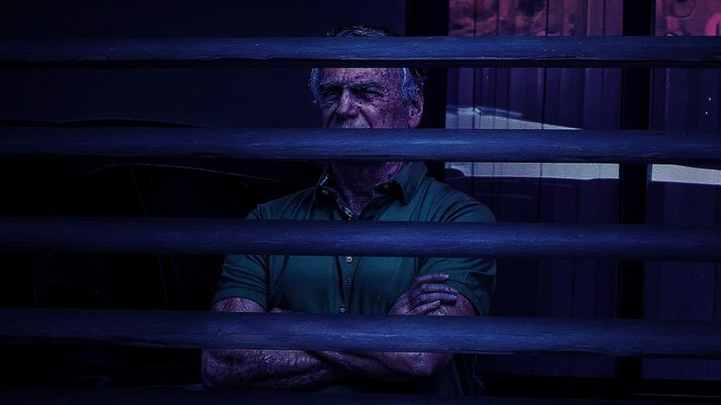 Bolsonaro é fotografado em frente à sua casa (Foto: Reprodução)