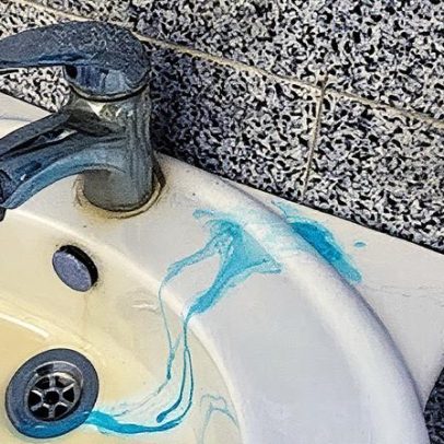 Descubra a maneira mais eficaz de eliminar incrustações de torneiras e banheiros