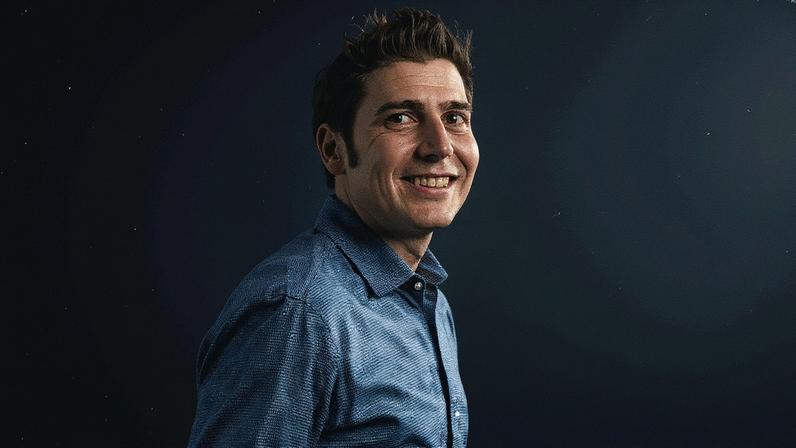 Eduardo Saverin, um dos homens mais ricos do Brasil, é visto em um ambiente que demonstra seu entusiasmo pela Apple (Foto: Reprodução)