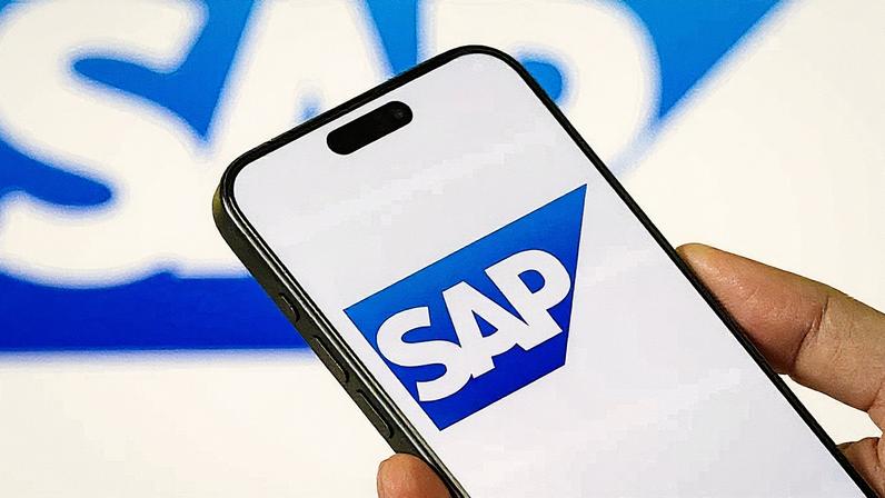 Pessoa segura um smartphone exibindo o logo da SAP, uma corporação multinacional de software (Foto: Reprodução)