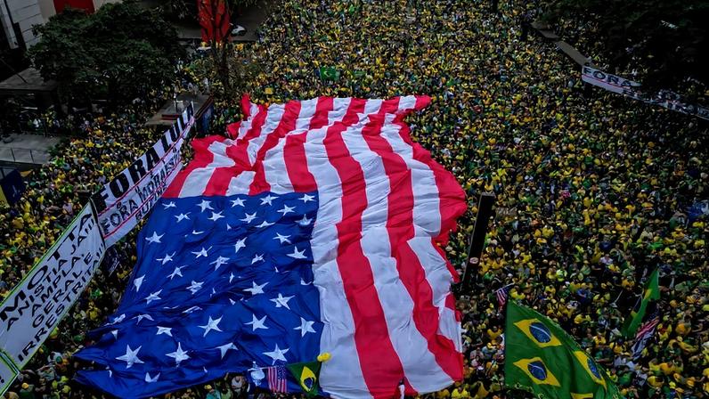 Apoiadores do ex-presidente Jair Bolsonaro carregam uma enorme bandeira dos EUA em ato na Avenida Paulista, em São Paulo, no 7 de Setembro (Foto: Reprodução)