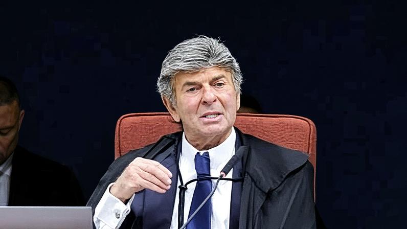 Fux lê seu voto durante o julgamento da trama golpista (Foto: Reprodução)