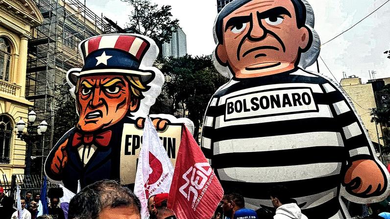 Bonecos de Donald Trump vestido de "Tio Sam" e Bolsonaro em trajes de cadeia durante manifestação em São Paulo (Foto: Reprodução)