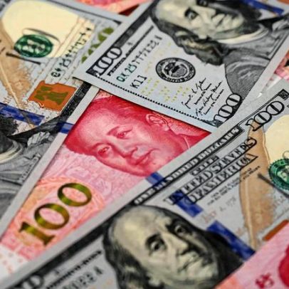 Países trocam dívida em dólar por renminbi e franco suíço devido a juros altos nos EUA